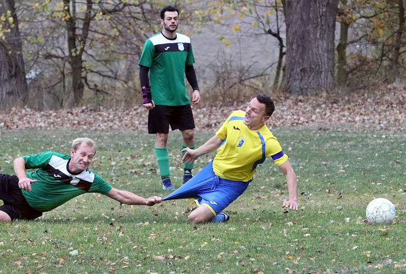 Fotbalisté Vaňova (ve žlutomodrém) zvítězili i v Sebuzíně 4:1 a drží pozici lídra. Foto: Deník/Rudolf Hoffmann