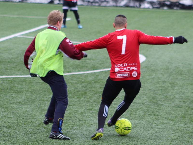 Fotbalisté Neštěmic (červení) prohráli v Děčíně s Rumburkem