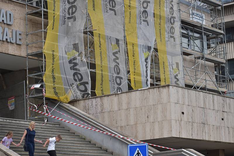 Dělníci pracují při rekonstrukci Krajského úřadu v Ústí nad Labem i na svěšování kamenného obkladu ve tvaru srpu a kladiva.