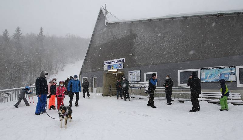 Pokus o spuštění vleků a lanovky nevyšel. Policie podle nařízení vlády o šíření koronaviru spuštění zakázala. Lidé proto vyrazili na sjezdovky po svých, jen počasí nepřálo, hustě sněžilo a foukal ledový vítr.