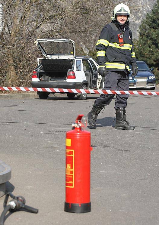 U úniku plynu z nádrže osobního automobilu Škoda Felicie combi u čerpací stanice na Střekově zasahovala přivolaná jednotka profesionálních hasičů z Ústí nad Labem. 