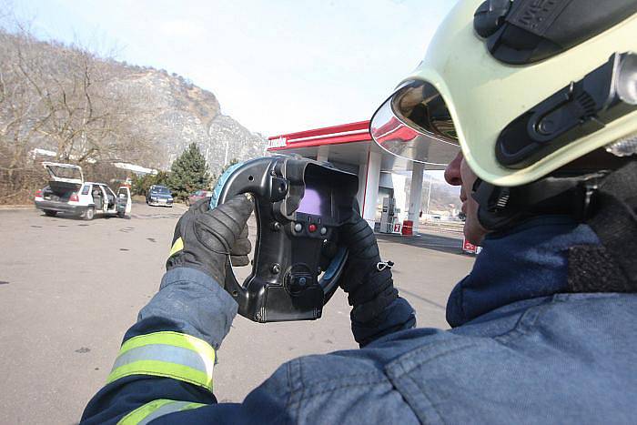 U úniku plynu z nádrže osobního automobilu Škoda Felicie combi u čerpací stanice na Střekově zasahovala přivolaná jednotka profesionálních hasičů z Ústí nad Labem. 