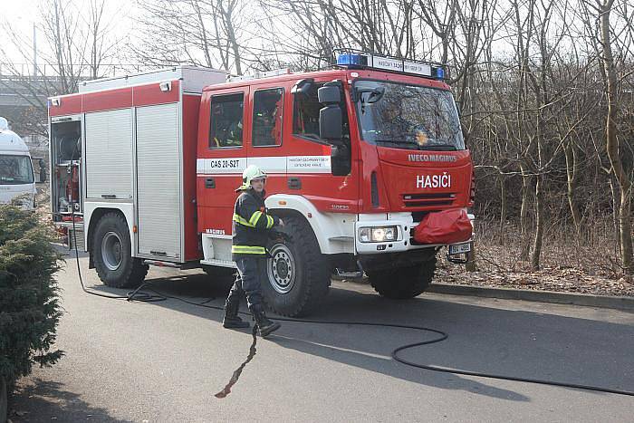 U úniku plynu z nádrže osobního automobilu Škoda Felicie combi u čerpací stanice na Střekově zasahovala přivolaná jednotka profesionálních hasičů z Ústí nad Labem. 