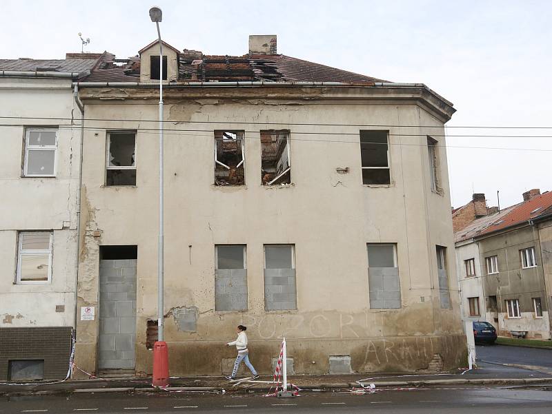 Zchátralý dům v Předlicích ohrožuje dopravu i chodce.