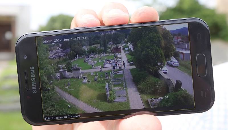 Starosta Velkého Března pod něhož spadá obec Valtiřov ukazuje jak střeží kamerami hřbitov proti vandalům.
