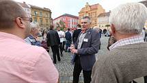 Volební lídři se na Lužickém náměstí v Rumburku ocitli v palbě otázek.