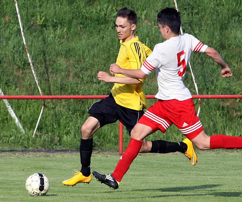 Fotbalisté Střekova (žlutí) doma porazili Neštěmice 2:1.