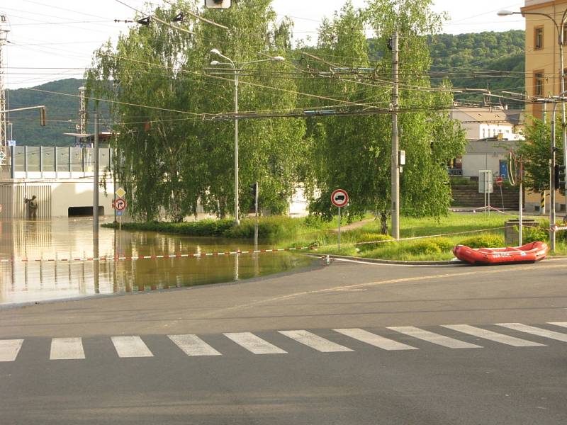 Voda v centru Ústí nad Labem, středeční podvečer.