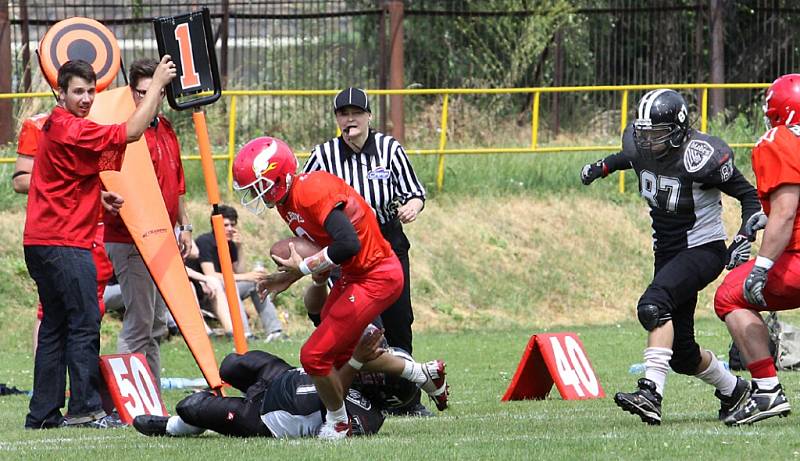 Američtí fotbalisté SC Blades Ústí (černí) doma porazili Hellboys České Budějovice 34:11.