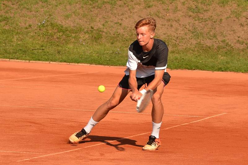 Tenisový turnaj dorostenců v Ústí nad Labem vyhrál nenasazený Jiří Čížek z LTC Houštka.