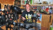 Bubeník kapely Kabát Radek Hurčík zvaný Hurvajs ve zkušebně ve svém domě v Dubí na Teplicku. Doma má jen elektronické bicí.