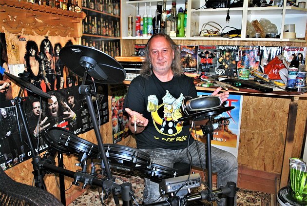Bubeník kapely Kabát Radek Hurčík zvaný Hurvajs ve zkušebně ve svém domě v Dubí na Teplicku. Doma má jen elektronické bicí.