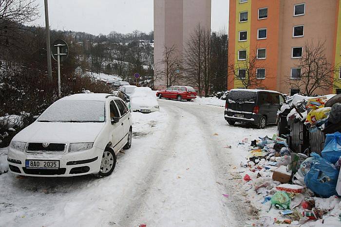 Nepořádek kolem kontejnerů na krásnobřezenském sídlišti v ulici Žežická.