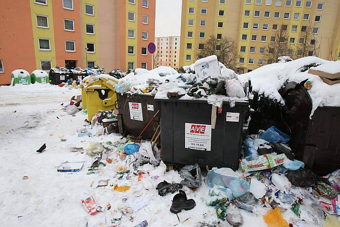 Nepořádek kolem kontejnerů na krásnobřezenském sídlišti v ulici Žežická.