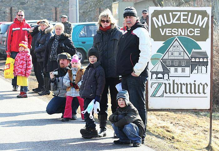 Masopust ve skanzenu Zubrnicích, Nechyběl ani průvod obcí, kdy masky zastavují u domů. 