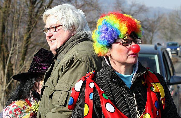 Masopust ve skanzenu Zubrnicích, Nechyběl ani průvod obcí, kdy masky zastavují u domů. 