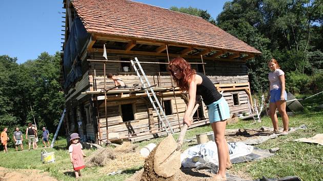V Zubrnicích nyní vyrůstá další stavení, historický mlýn. Na jeho stavbě se podílejí i studenti.