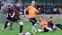 Fotbalisté Mojžíře (v oranžovočerném) doma porazili v ostře sledovaném derby před 450 diváky Neštěmice 1:0. Foto: Deník/Rudolf Hoffmann