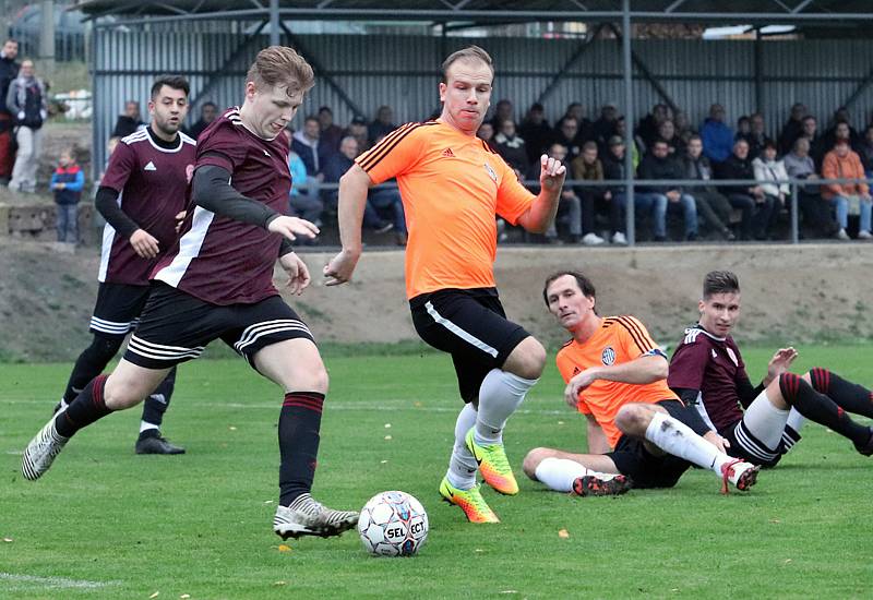 Fotbalisté Mojžíře (v oranžovočerném) doma porazili v ostře sledovaném derby před 450 diváky Neštěmice 1:0. Foto: Deník/Rudolf Hoffmann