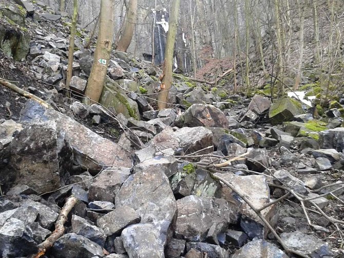 Kamenná lavina u Vaňovského vodopádu.
