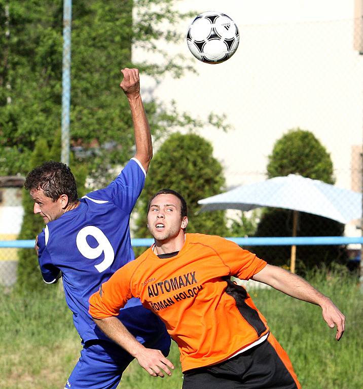 V utkání mezi Vaňovem (modří) a Dubicemi se z těsného vítězství 3:2 radovali domácí.