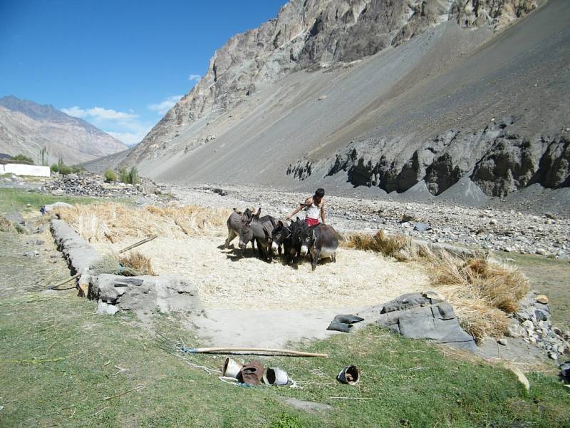 Dalibor Beneš přejel Pamir na koloběžce.