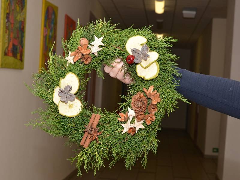 Šikovné ústecké dámy si vyzkoušely adventní aranžování.