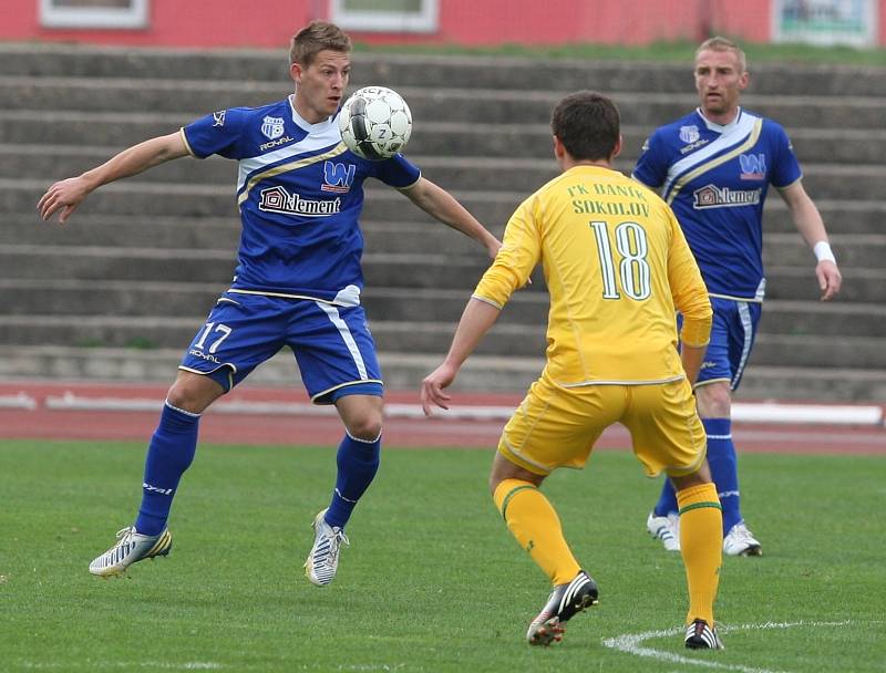 Fotbalisté Ústí (modří) doma prohráli se Sokolovem 1:2. 