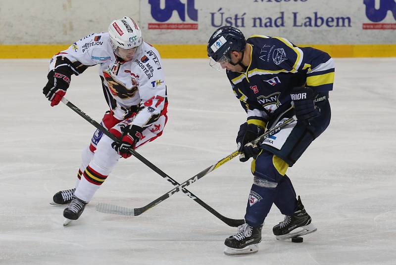 Hokejisté Ústí (modro-žlutí) doma porazili Prostějov 3:2.