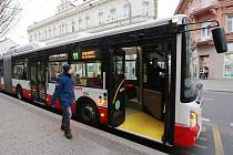 Ústecký dopravní podnik nakoupil celkem pět nových kloubových autobusů Iveco Urbanway. Nyní jezdí zejména na lince číslo 11 do Všebořic, Chlumce a Přestanova. Do autobusu se vejde celkem 129 cestujících.