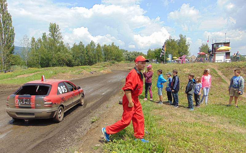 Čtvrým dílem pokračoval v sobotu sedmidílný autocrossový seriál Autopoint Cup na dráze v Chabařovicích.