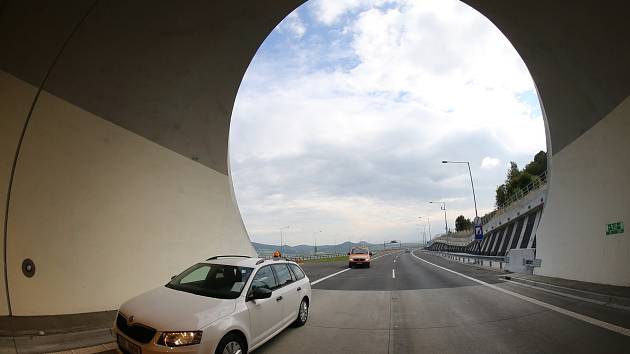 Tunely na dálnici D8.
