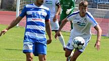 Fotbalisté Ústí nad Labem (pruhované dresy) doma porazili Viktorii Plzeň B 1:0.