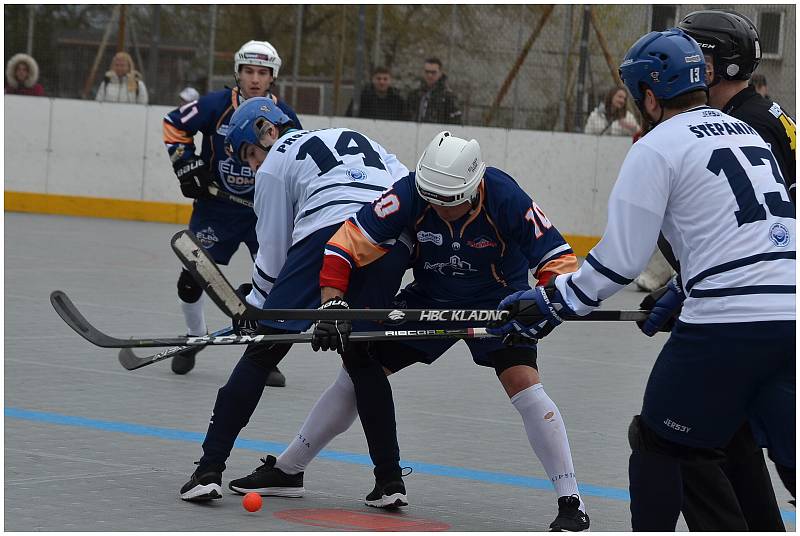 Hokejbalisté Elby Ústí nad Labem (v tmavém) podlehli ve 3. čtvrtfinále extraligy Kladnu 1:5. Foto: Miroslav Vlach