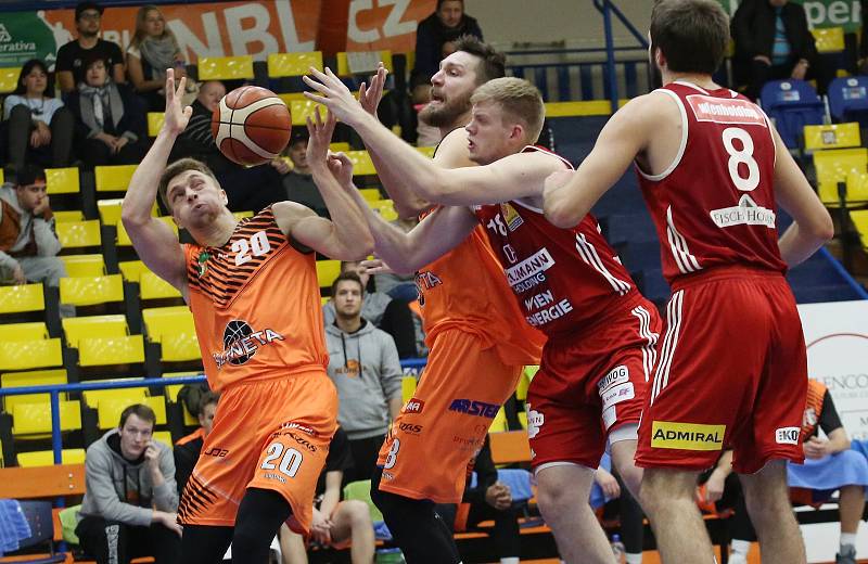 Basketbalové utkání mezi Slunetou Ústí nad Labem a Vídní.