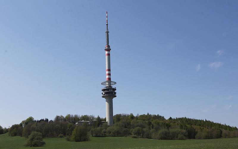 Navštívili jsme televizní a rozhlasový vysílač Buková hora na Děčínsku. Při pořizování reportáže jsme prošli veškeré technické provozy od těch historických, které  už nejsou funkční, ale mají zde nostalgickou hodnotu až po nejnovější digitální vysílače. P