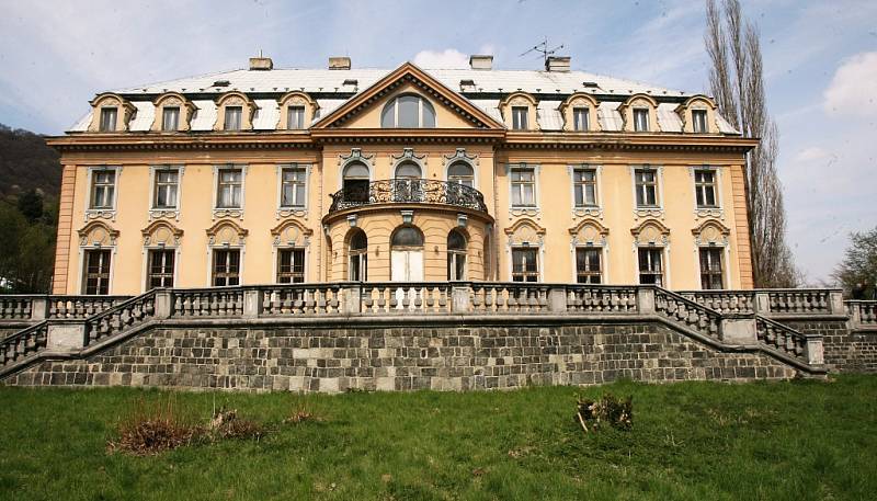 Velkorysá palácová vila průmyslníka Schichta postavená v neobarokním slohu v roce 1931 je na prodej.