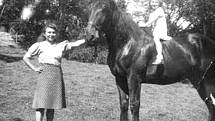 Čeřeniště v roce 1949. Na snímku je Libuška s Věruškou a koníček Karlíček. Zřejmě vzdálené příbuzenstvo...