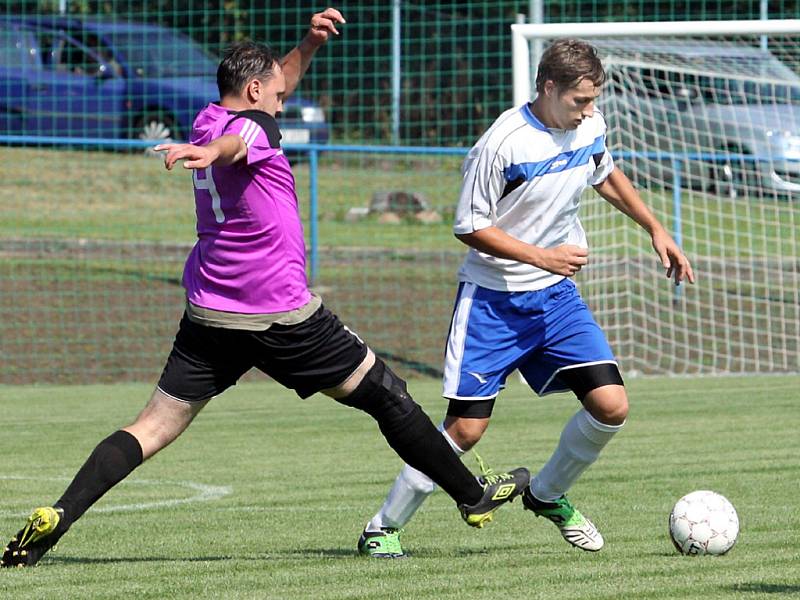 Chlumec (bílé dresy) – Přestanov 2:0. 