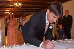 Snoubenci Jan Ludwig a Lenka Lásková si přišli říci své „Ano“ a stvrdit svůj sňatek podpisem v sobotu 21. 9. 2013 v 11.00 hodin na hrad Střekov. Oddávajícím byl zastupitel centrálního obvodu Václav Kůrka.