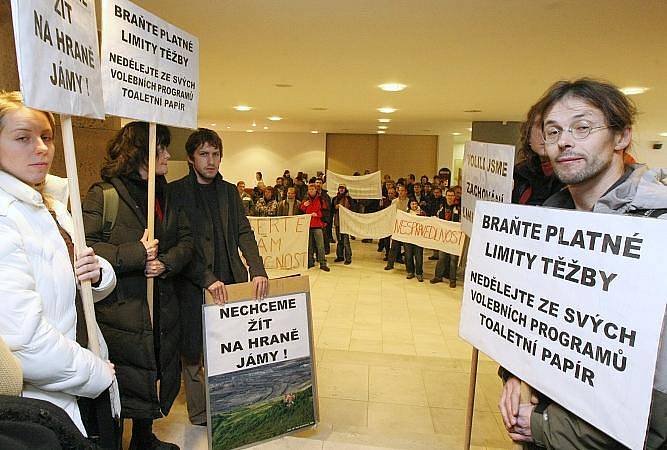 Ekologové protestovali před krajským úřadem proti prolomení těžebních limitů. Hejtmanka dostala toaletní papír.