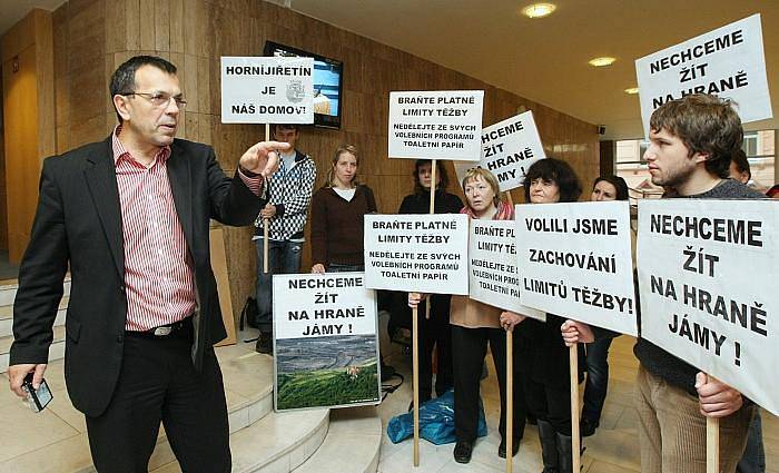 Ekologové protestovali před krajským úřadem proti prolomení těžebních limitů. Hejtmanka dostala toaletní papír.