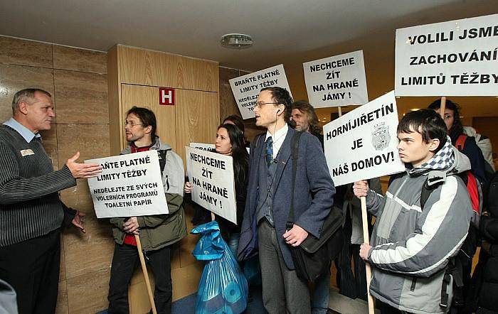 Ekologové protestovali před krajským úřadem proti prolomení těžebních limitů. Hejtmanka dostala toaletní papír.