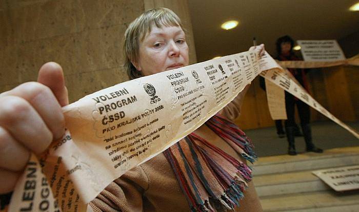 Ekologové protestovali před krajským úřadem proti prolomení těžebních limitů. Hejtmanka dostala toaletní papír.