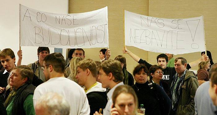 Ekologové protestovali před krajským úřadem proti prolomení těžebních limitů. Hejtmanka dostala toaletní papír.