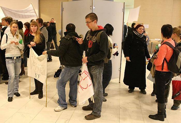 Ekologové protestovali před krajským úřadem proti prolomení těžebních limitů. Hejtmanka dostala toaletní papír.