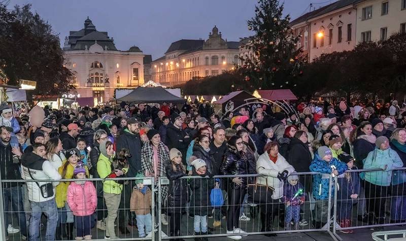 Slavnostní rozsvícení vánočního stromu na Lidickém náměstí v Ústí nad Labem