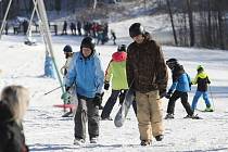 Dostatek kvalitního sněhu a nádherné počasí zlákalo o víkendu stovky milovníků zimních sportů do lyžařského areálu Tašov na Ústecku.