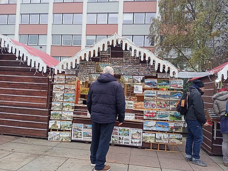 Líbí, nebo nelíbí? Jedni na vánoční trhy a oslavy nešetří kritikou, druhým se domácká atmosféra líbí. Jak se na Lidickém náměstí líbí vám?