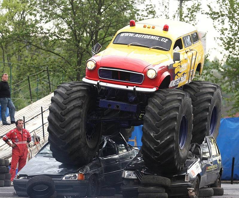 Na parkovišti u Zimního stadionu v Ústí nad Labem předvedli kaskadéři závod Monster trucků.